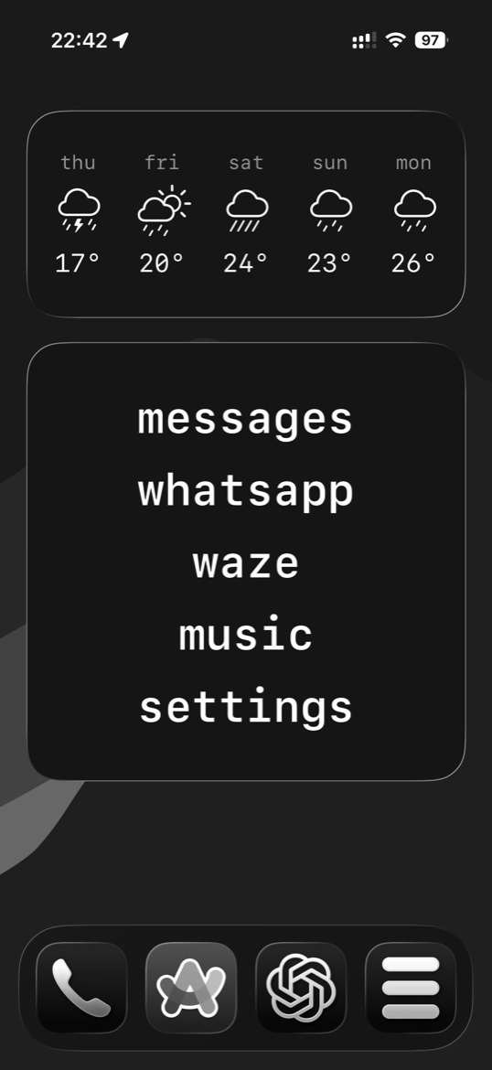 Tela inicial do iPhone com previsão do tempo e uma lista de nomes em texto